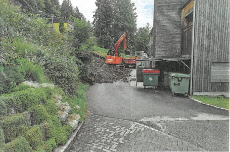 Ein Wunder ist geschehen: Aufgrund dieser Situation wusste der Leiter der Baurechtsver(ge)walt(ig)ung Vorderland bereits vier Stunden nach Rumpelstilzchens Auftritt, dass der Abstand zur Straße nicht gewahrt ist. Der gute Mann könnte als Orakel Millionen verdienen.